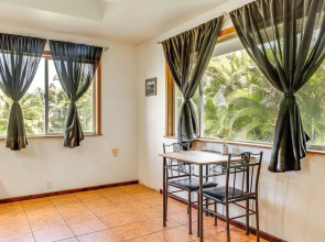 4 Mi to Beach: Keaau Retreat w/ Relaxing Porch!