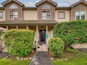 Colorful East Stroudsburg Townhome - Pets Welcome!