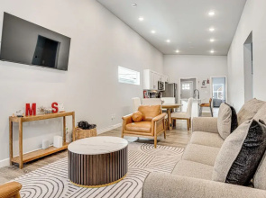 Rooftop Lounge & City Views! 3BR 3 Mi to Dtwn Indy