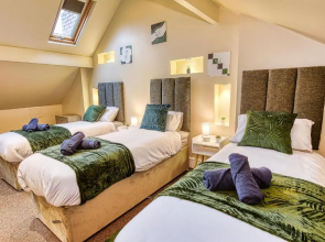 Birmingham House near M6 with SuperFast WIFI & Netflix Onsite Parking