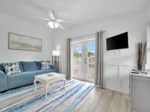 Waterfront Pet Friendly Boat Dock Walk 2 Beach