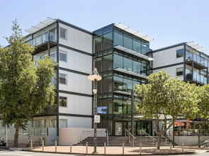Bright and Spacious Viaduct Living with free carpark by Urban Butler