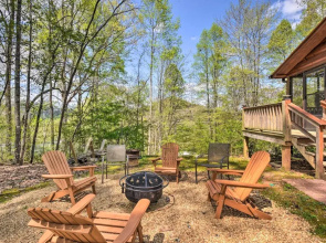 Cozy Hiawassee Cabin w/ Fire Pit & Mtn Views!