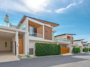 Near Beach & Famous Boat Ave V217