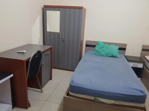 OYO 90188 Rotterdam Kediri Guest House