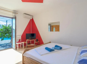 Crowonder Lucky Holiday House with Pool and Patio 30 meters from the Beach