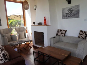 Moyoni Africa Lodge & Tours