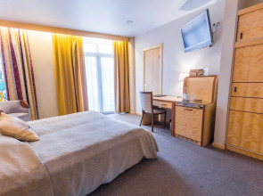 Royal Square Hotel & Suites