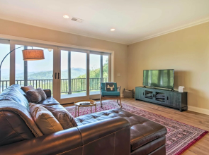 Hiawassee Getaway w/ Deck, Mountain & Lake Views!
