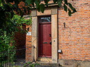 Grade2 listed home w/garden +parking in city