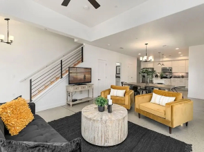 Gorgeous Townhome steps from the Brewery District!