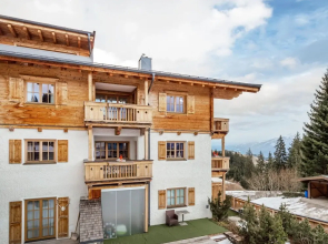 Unique & Exclusively Furnished Chalet near Ski Lift