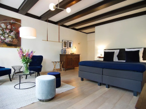 1637 Historic Canal View Suites