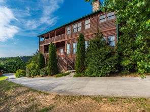9 Bedroom Roscoe's Retreat by Hosteeva