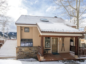 Mountain Village Panoramic Views, Hot Tub, Fireplace 3 Bedroom Townhouse by RedAwning