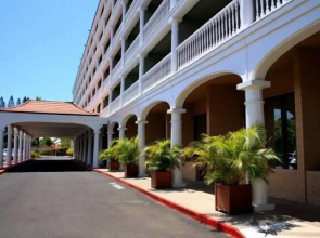 Lahaina Shores #425 Studio Bedroom Condo by RedAwning
