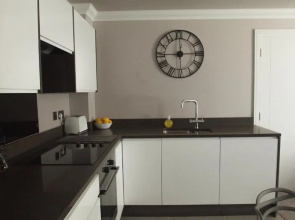 10 Bootham House - luxury city centre apartment with free parking for one car