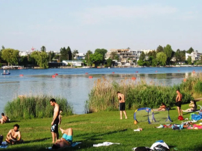 ZENTRUMNAH direkt an UBAHN bei UN-VIC und am BADESTRAND
