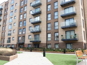 Livestay - 1bed Apt Private Building Free Parking