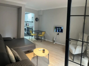 Lovely Apartment With Balcony in Esenler