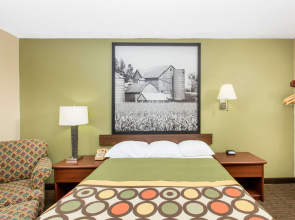 Super 8 by Wyndham Fairmont