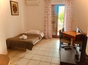 Apartments And Rooms Midnight Banjole
