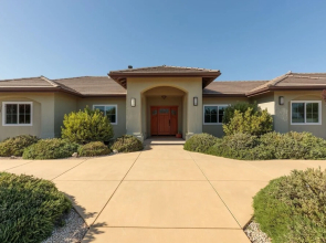 Mustang by AvantStay |  Secluded Getaway w/ Vineyard Views & Pool