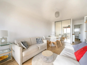 Bright Apt with Balcony And Sea View