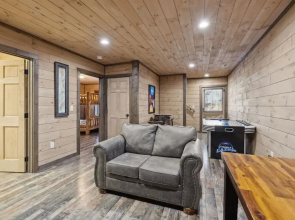 Fantastic Cabin w Gameroom Hot Tub Fireplace