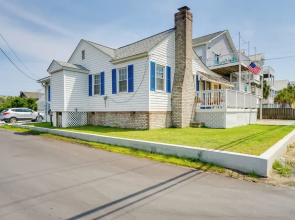 Carolina Beach Home w/ Private Deck: Walk to Shore