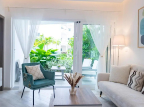 Family Getaway Apartment - Right On The Beach