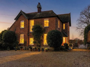 House Annexe Sleeps 18 Heated Pool