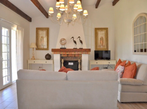 Fantastic for Family Gatherings, Optional Pool Heating, Free Air Con & Wifi