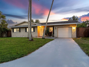 4BR With Private Pool and Game Room - Prime Location