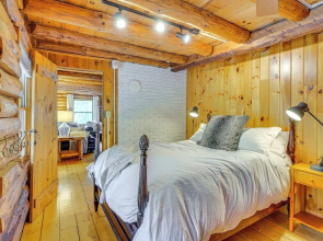 Picture-perfect Vermont Mtn Cabin w/ Hot Tub!