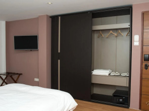 The Varsity House Inn & Serviced Apartments