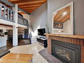 Top-floor Treehouse W/ Pool & Hot Tubs 2 Bedroom Condo