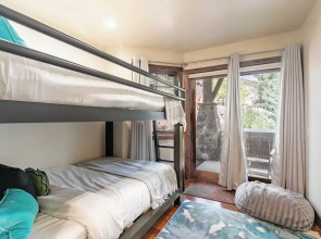 Fairway Ski and Golf Retreat by Avantstay Blocks From the Ski Lift! Beautiful Views w/ Hot Tub