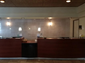 Grand Forks Inn & Suites