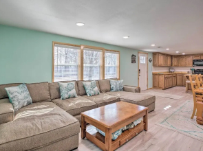 Outdoor Family Fun: Large Home by Beaver Lake!