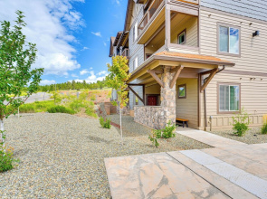 2 Mi to Dtwn & Nau: Flagstaff Condo w/ Patio!