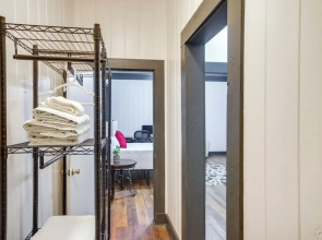 Modern Greenwood Studio < 1 Mi to Downtown!