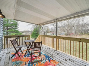 Vine Grove Home w/ Deck, 4 Mi to Saunders Springs!