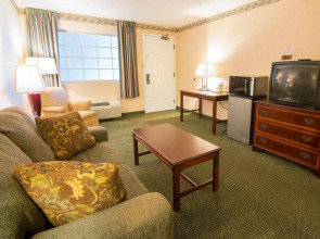 莱瑟姆戴斯套房酒店/北阿尔巴尼(Albany Airport Hotel)