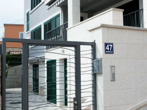 New, Modern & Comfortable, Central yet Quiet, Short Walk to old Town and Beach