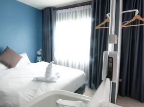 Sleep With Me Bangkok - BTS Phra Khanong