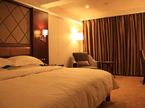 Yuebanwan Hotel (Fat Donglai at Xuchang Railway Station)