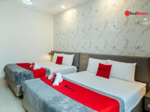 RedDoorz Near Tan Dinh Market 3