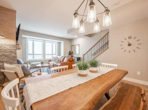 Grizzly Ridge Getaway Brand New, Hot Tub, Sleeps 11