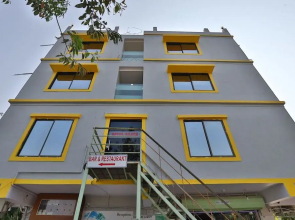 OYO 24833 Hotel Silver